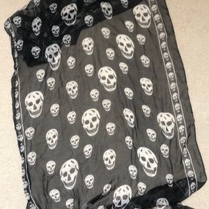 Alexander McQueen (faux) skull scarf